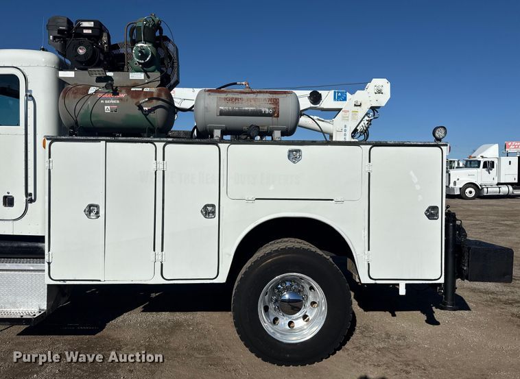 image for item EG1960 2001 Peterbilt 330 utility / service truck