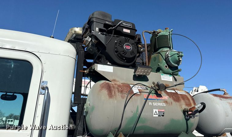 image for item EG1960 2001 Peterbilt 330 utility / service truck