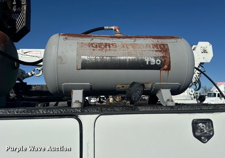 image for item EG1960 2001 Peterbilt 330 utility / service truck