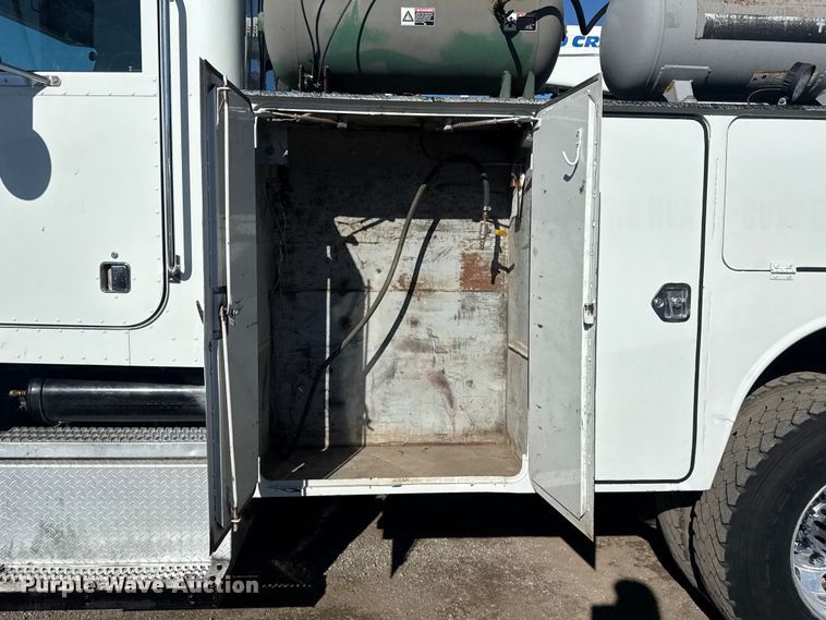 image for item EG1960 2001 Peterbilt 330 utility / service truck