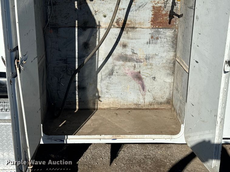 image for item EG1960 2001 Peterbilt 330 utility / service truck