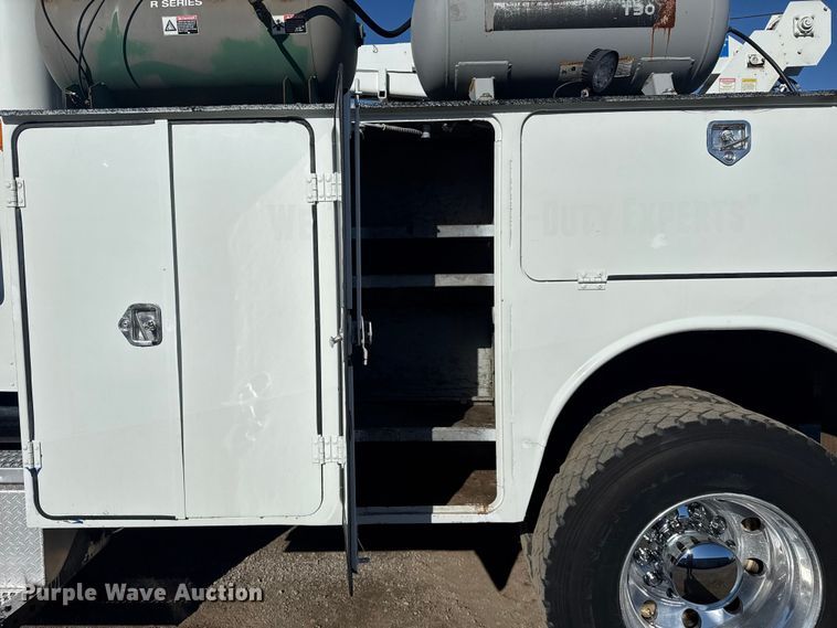 image for item EG1960 2001 Peterbilt 330 utility / service truck