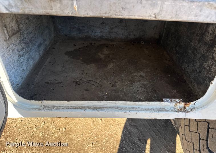 image for item EG1960 2001 Peterbilt 330 utility / service truck