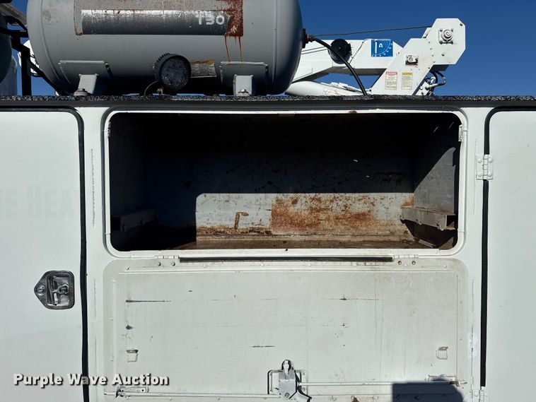 image for item EG1960 2001 Peterbilt 330 utility / service truck