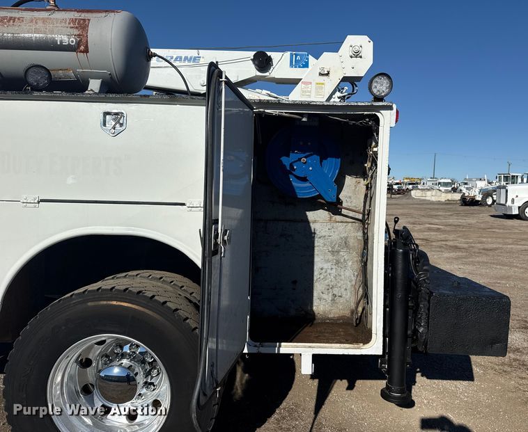 image for item EG1960 2001 Peterbilt 330 utility / service truck