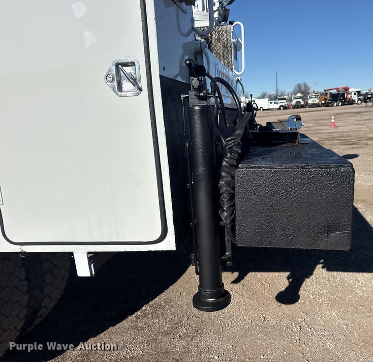 image for item EG1960 2001 Peterbilt 330 utility / service truck