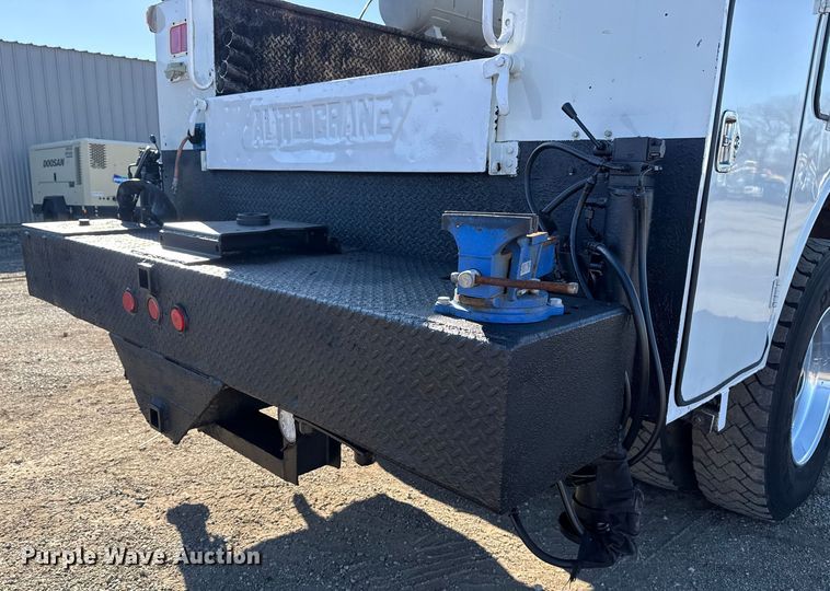 image for item EG1960 2001 Peterbilt 330 utility / service truck