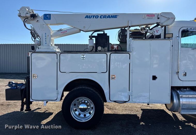 image for item EG1960 2001 Peterbilt 330 utility / service truck