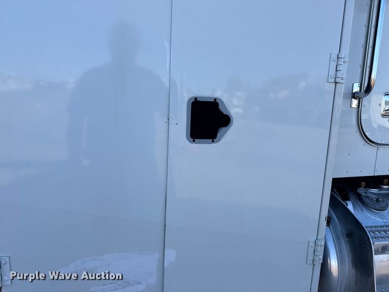 image for item EG1960 2001 Peterbilt 330 utility / service truck