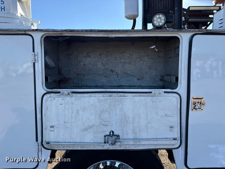 image for item EG1960 2001 Peterbilt 330 utility / service truck