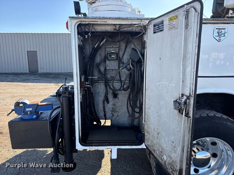 image for item EG1960 2001 Peterbilt 330 utility / service truck