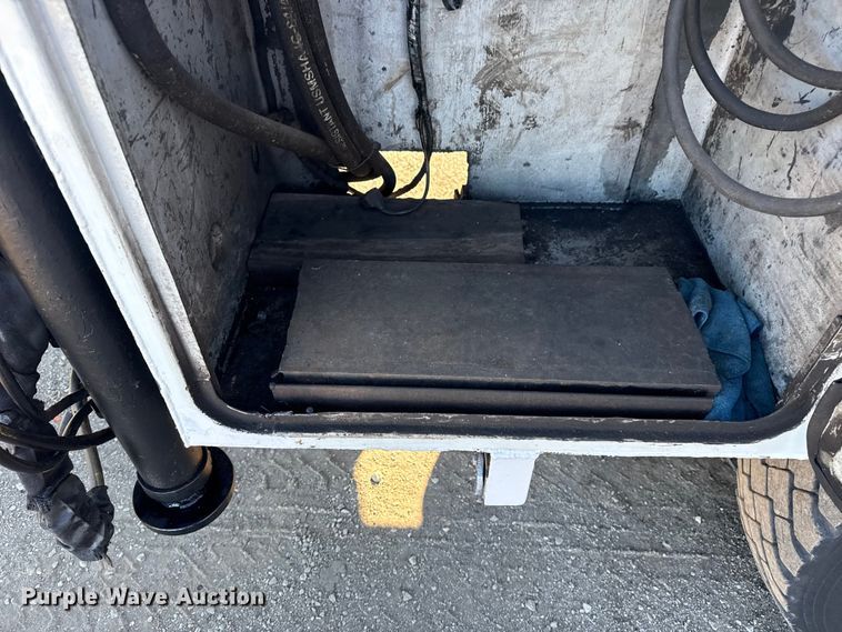 image for item EG1960 2001 Peterbilt 330 utility / service truck