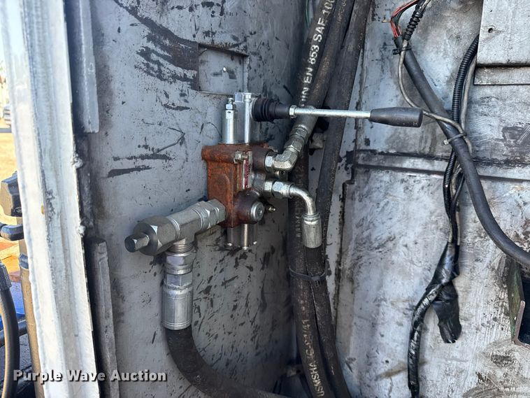 image for item EG1960 2001 Peterbilt 330 utility / service truck