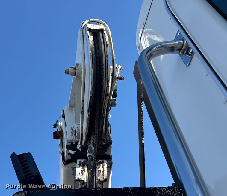 image for item EG1960 2001 Peterbilt 330 utility / service truck