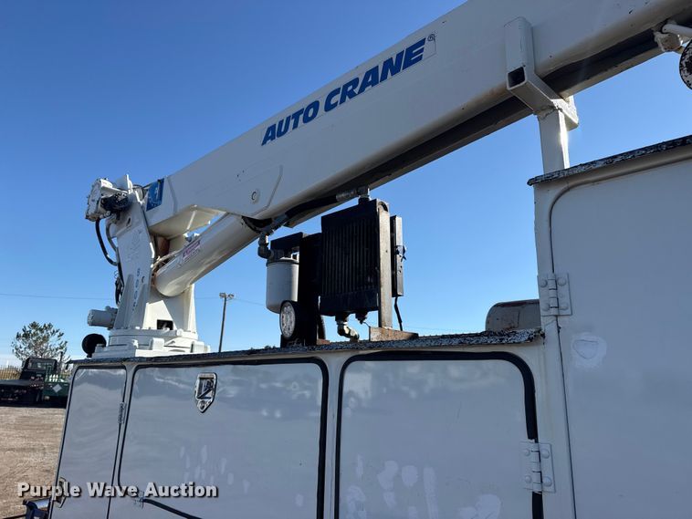 image for item EG1960 2001 Peterbilt 330 utility / service truck