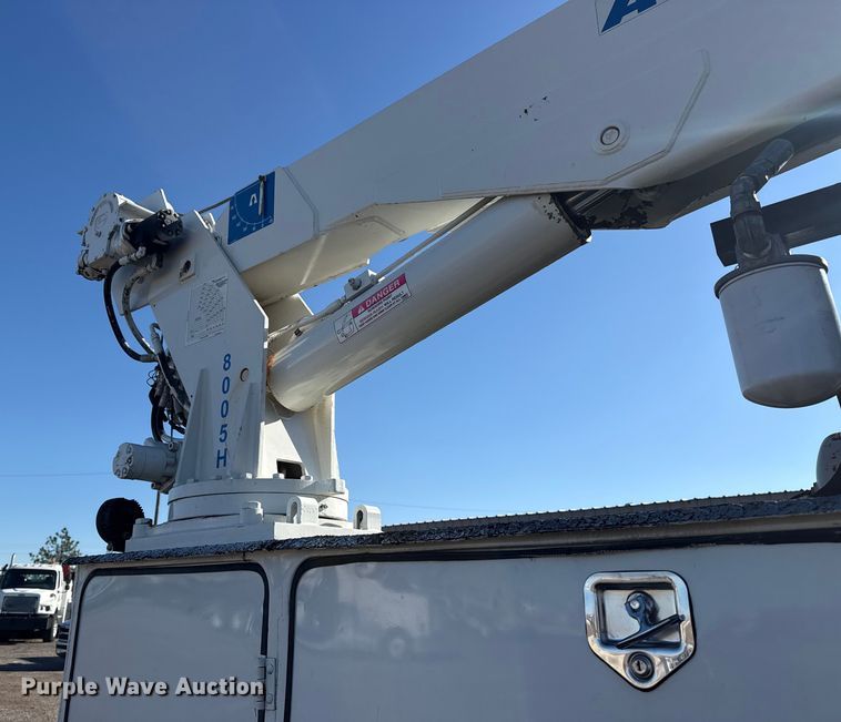 image for item EG1960 2001 Peterbilt 330 utility / service truck