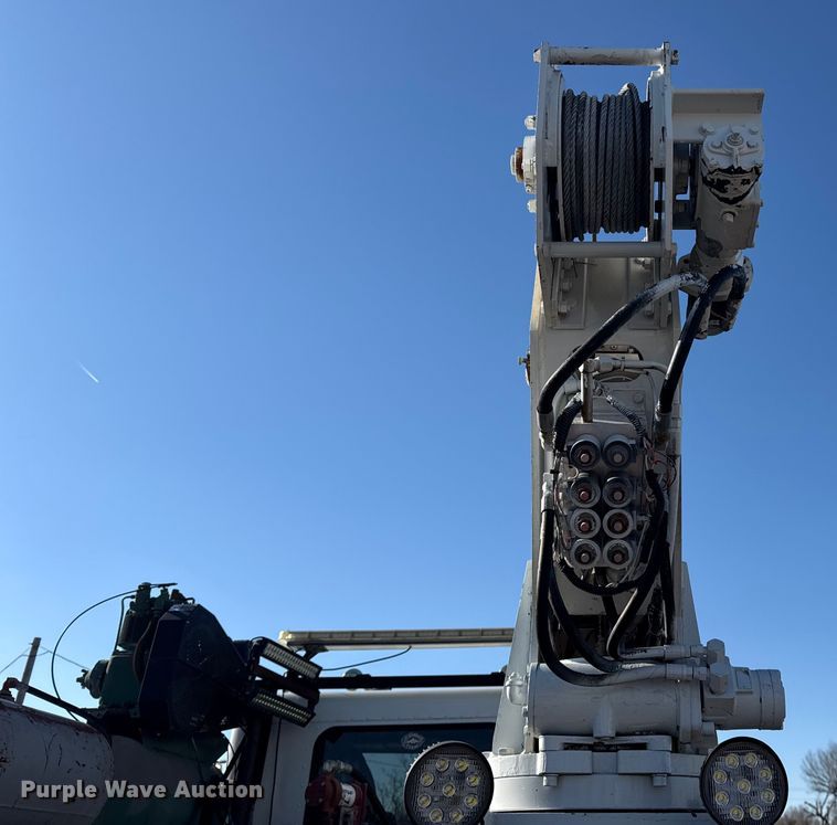 image for item EG1960 2001 Peterbilt 330 utility / service truck