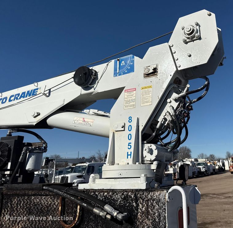 image for item EG1960 2001 Peterbilt 330 utility / service truck