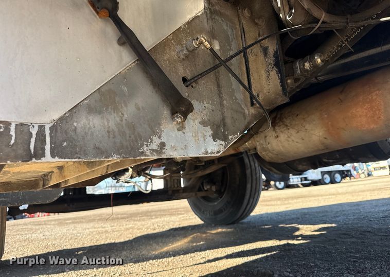 image for item EG1960 2001 Peterbilt 330 utility / service truck