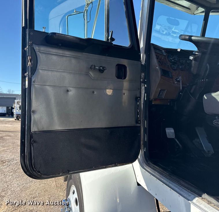 image for item EG1960 2001 Peterbilt 330 utility / service truck