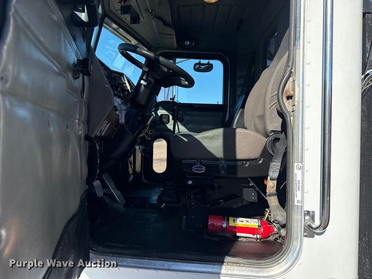 image for item EG1960 2001 Peterbilt 330 utility / service truck