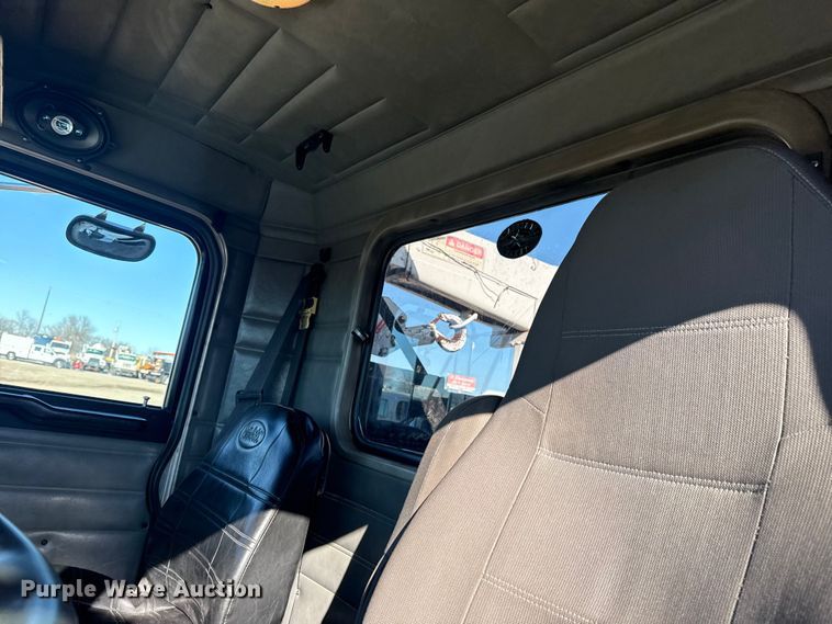 image for item EG1960 2001 Peterbilt 330 utility / service truck