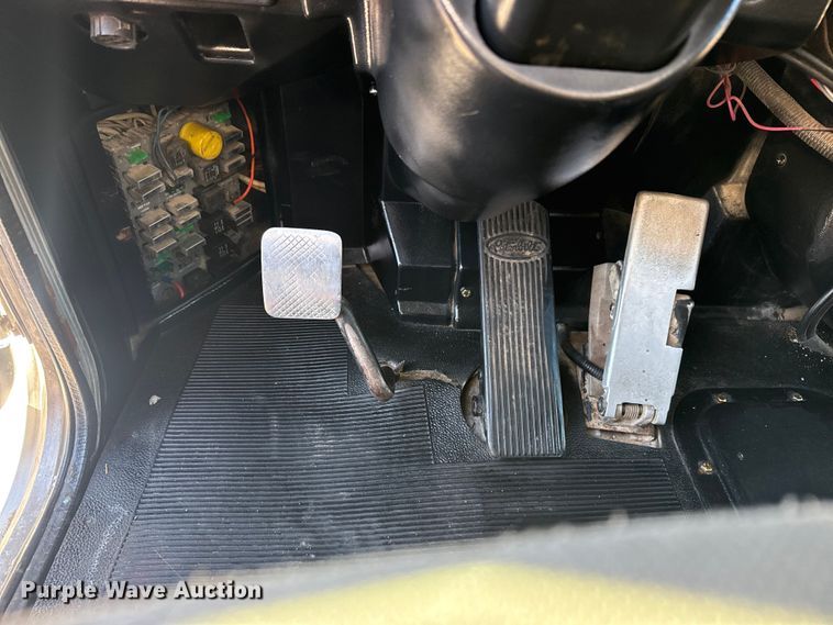 image for item EG1960 2001 Peterbilt 330 utility / service truck