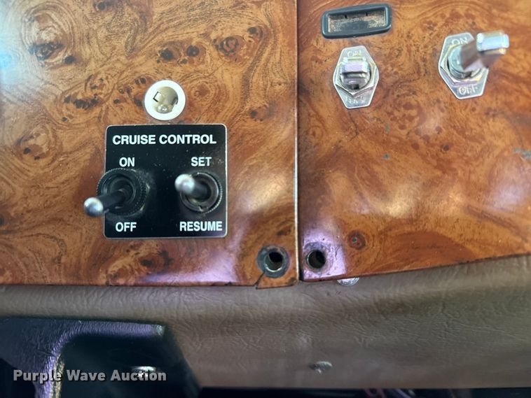 image for item EG1960 2001 Peterbilt 330 utility / service truck