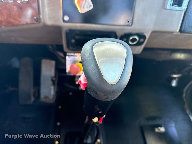 image for item EG1960 2001 Peterbilt 330 utility / service truck