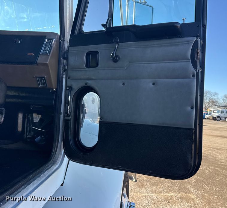 image for item EG1960 2001 Peterbilt 330 utility / service truck