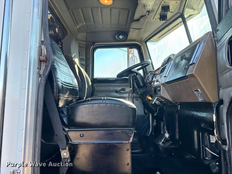 image for item EG1960 2001 Peterbilt 330 utility / service truck