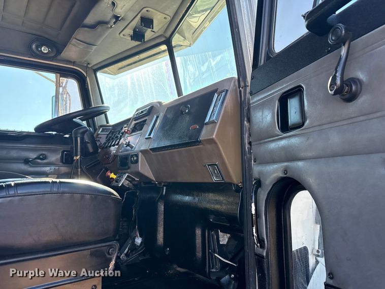 image for item EG1960 2001 Peterbilt 330 utility / service truck