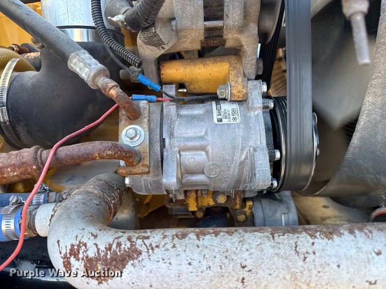 image for item EG1960 2001 Peterbilt 330 utility / service truck