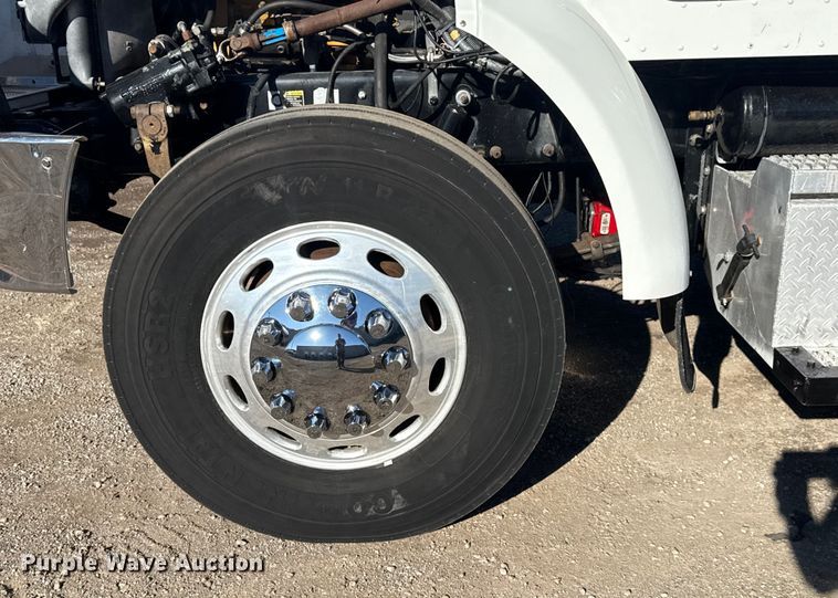 image for item EG1960 2001 Peterbilt 330 utility / service truck