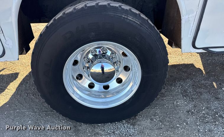 image for item EG1960 2001 Peterbilt 330 utility / service truck