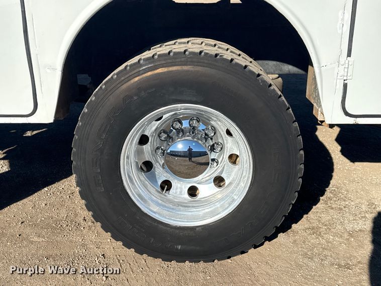 image for item EG1960 2001 Peterbilt 330 utility / service truck