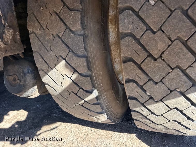 image for item EG1960 2001 Peterbilt 330 utility / service truck