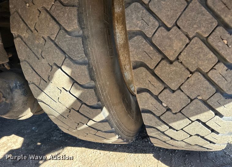 image for item EG1960 2001 Peterbilt 330 utility / service truck