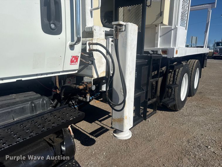 image for item EG1974 2006 International 7400 crane truck