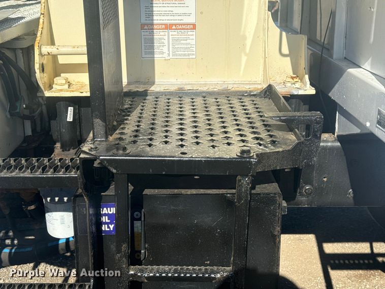 image for item EG1974 2006 International 7400 crane truck