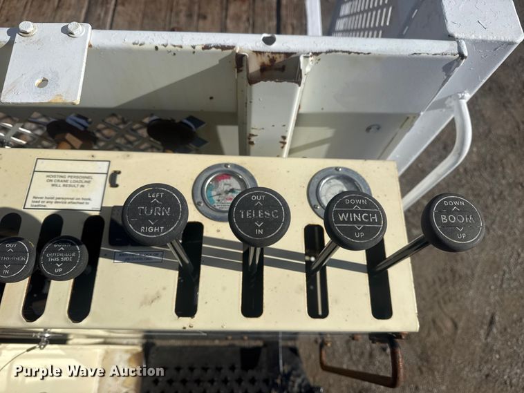 image for item EG1974 2006 International 7400 crane truck