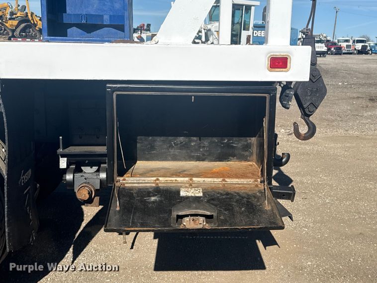 image for item EG1974 2006 International 7400 crane truck