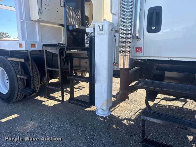 image for item EG1974 2006 International 7400 crane truck