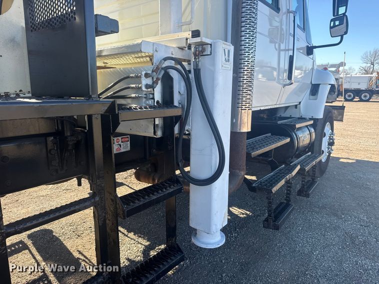 image for item EG1974 2006 International 7400 crane truck