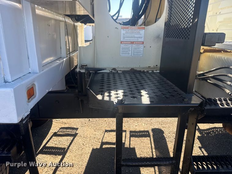 image for item EG1974 2006 International 7400 crane truck