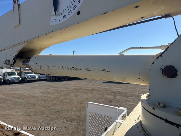 image for item EG1974 2006 International 7400 crane truck