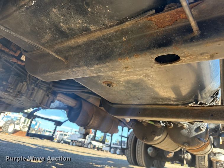 image for item EG1974 2006 International 7400 crane truck