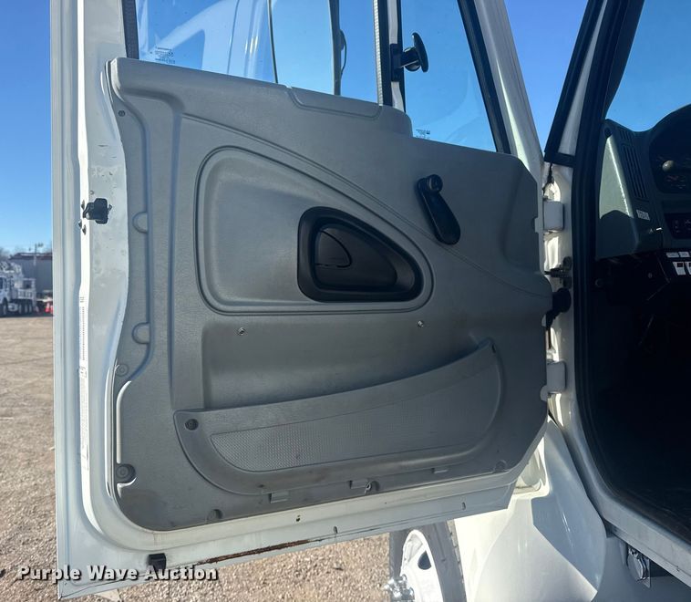 image for item EG1974 2006 International 7400 crane truck