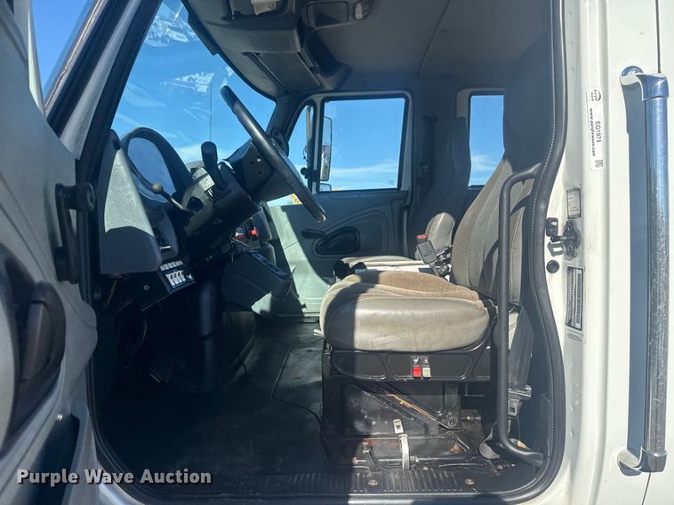 image for item EG1974 2006 International 7400 crane truck