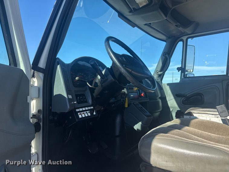 image for item EG1974 2006 International 7400 crane truck